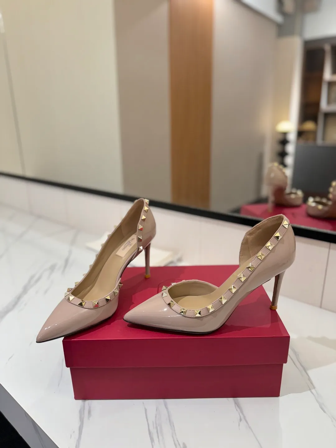 👟👟Ex-factory price 580👟👟 Valentino/Valentino rivet VT classic shoes, top replica! The side curves are perfect, the original molded custom-made rust-free rivets, and the textured hardware bring out a full sense of high-end, giving you a genuine foot feel! The first choice for high-end customers❤️ [Material] Upper: Original imported custom patent leather Lining: Original imported goatskin Outsole: Imported pearlescent leather outsole Heel height: 6.5CM Code number: 35-39 [34, 40, 41, 42 custom-made are not returnable]